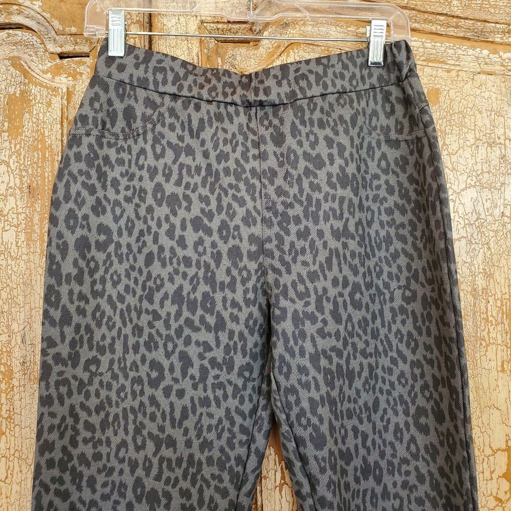 New Steve Madden Gray Leopard print Jegging size Large